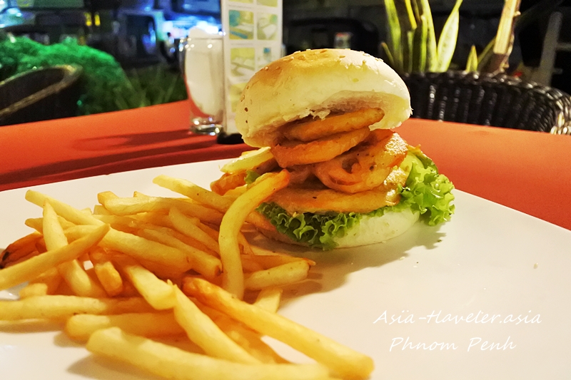 プノンペンのレストランで提供されたベジバーガーとフライドポテト