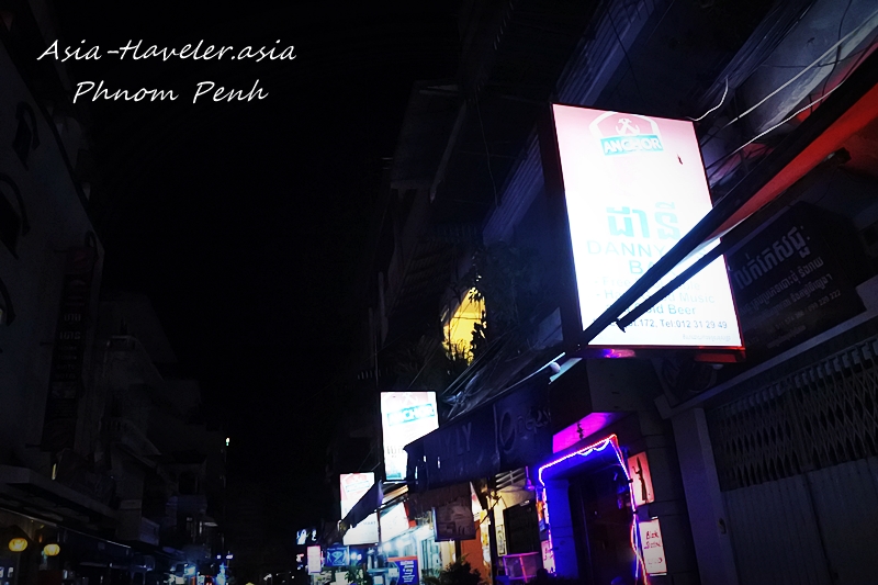 プノンペンの繁華街に並ぶネオン看板の夜景