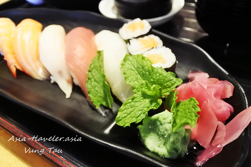ブンタウの日本料理屋でミントを添えた握り寿司の盛り合わせ
