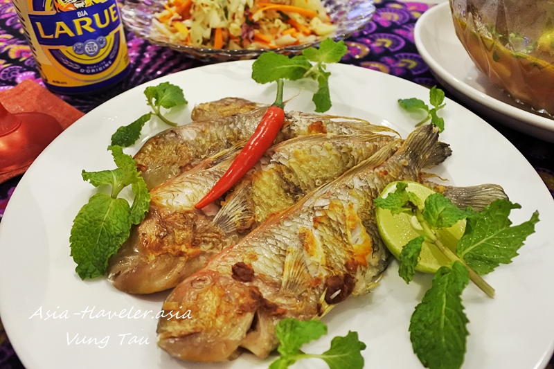 ブンタウの魚塩焼きにミントとチリを添えた一皿