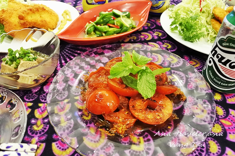 ブンタウの食卓に並ぶトマトの生姜マリネとミント飾り