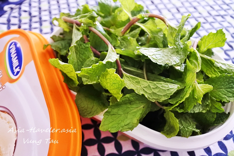 ブンタウ市場で手に入るミント(hung bac ha)の束