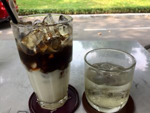 ホーチミンのカフェで2層のヨーグルトコーヒーとハス茶