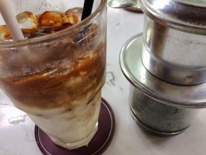 ホーチミンのヨーグルトコーヒーとベトナムコーヒーフィルター
