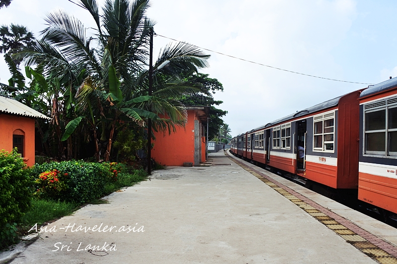 スリランカ・マウントラビニア駅ホームに停車する赤い列車
