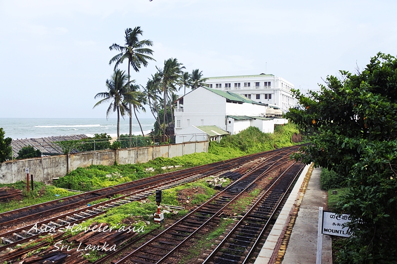 マウントラビニア駅のホームと線路越しに見えるインド洋