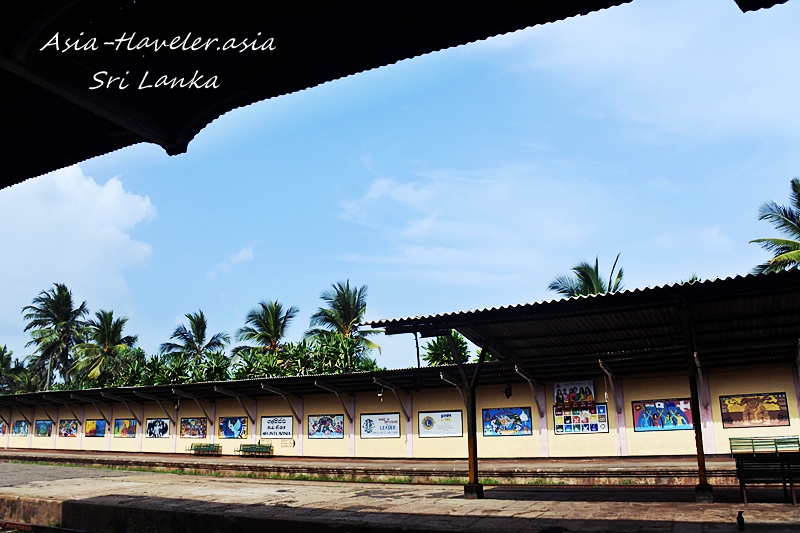 スリランカ・マウントラビニア駅のホームと壁画