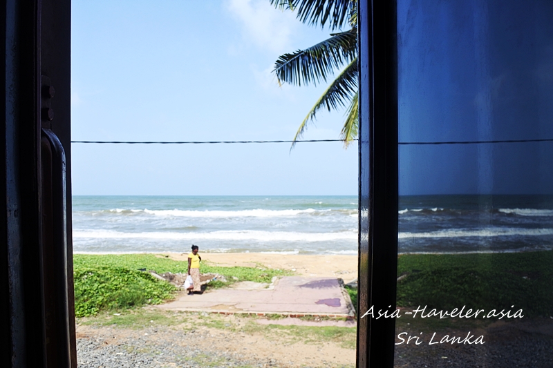 スリランカ西海岸線の車窓から見えるインド洋と地元女性