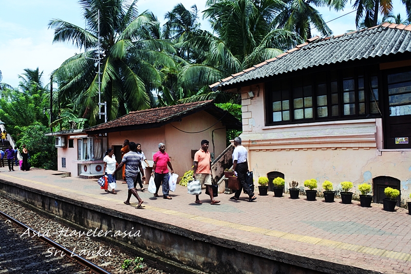 スリランカ・ヒッカドゥワ駅のホームを歩く乗客たち