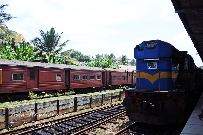 スリランカ・ゴール駅に停車する青色ディーゼル機関車914号