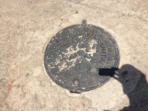 キャンディの街で見つけた模様入りマンホール蓋