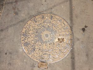 トリンコマリーのローカルエリアで見つけたアメーバ状のマンホール蓋