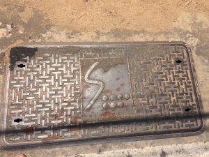 トリンコマリーで見つけたアメーバ状模様のマンホール蓋