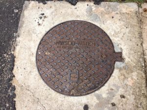 マウントラビニアで見つけたNWSDB WATERのマンホール蓋