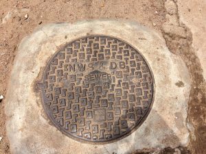 マウントラビニア路上のNWDB SEWERロゴ入り鉄製マンホール蓋