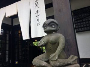 湯布院の温泉街にいたカッパと古代手打ちそば