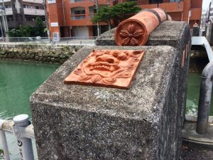 橋にあったシーサー