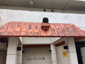 アパートの上に丸いシーサー