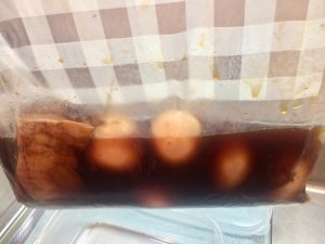 タッパーで仕込んだ手作り味玉とチャーシューの漬け込み