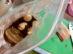 ジップバッグで漬け込む手作りチャーシューと味玉