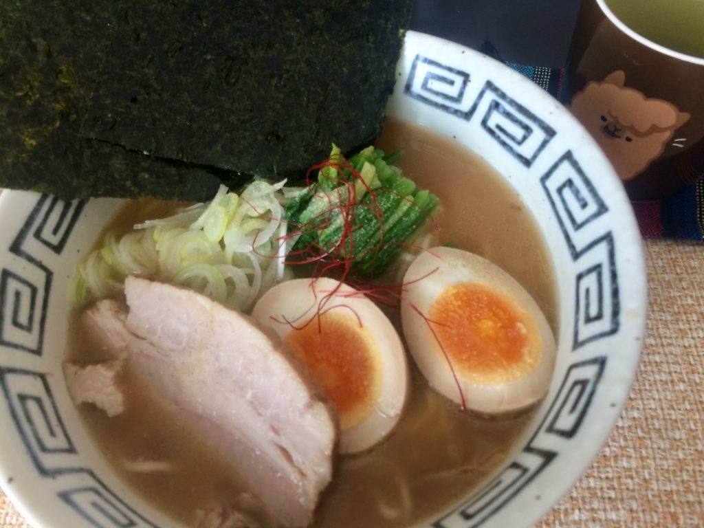 梅光軒袋麺に手作り味玉とチャーシューをトッピングした醤油ラーメン