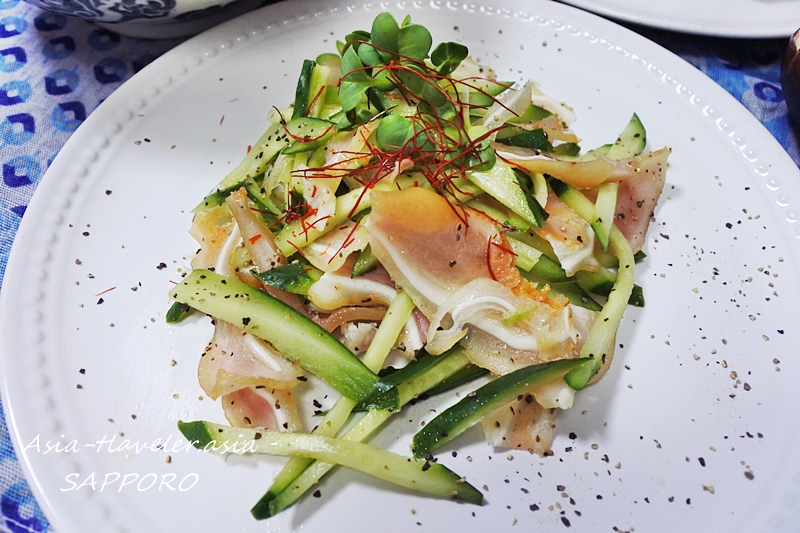 キュウリと糸唐辛子を添えたミミガーの和え物