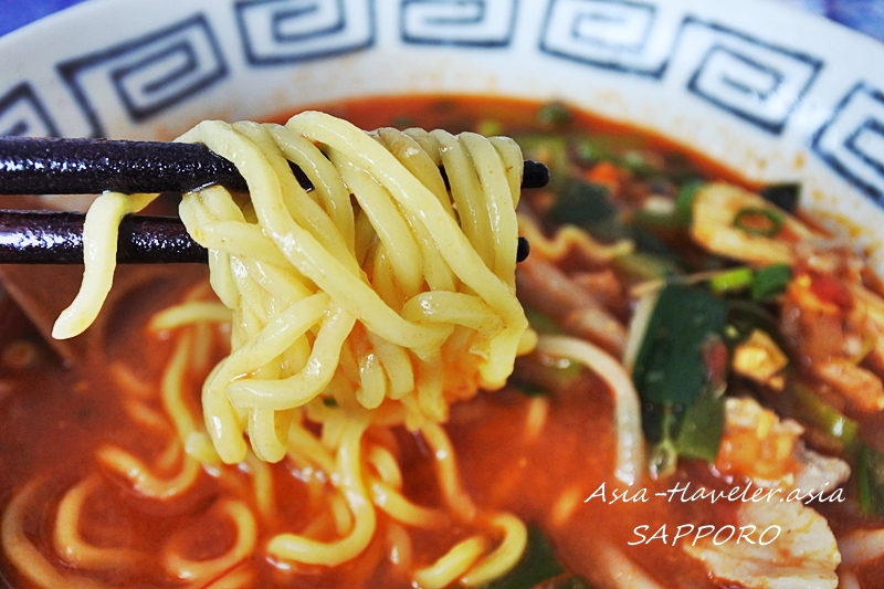 札幌自炊・ソトアヤムスープでリメイクしたラーメンの麺アップ