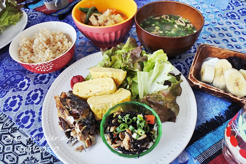 玄米・だし汁・卵焼きを添えたソトアヤムの翌日定食