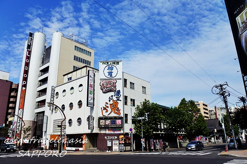 札幌ススキノ交差点付近の繁華街ビル群と青空