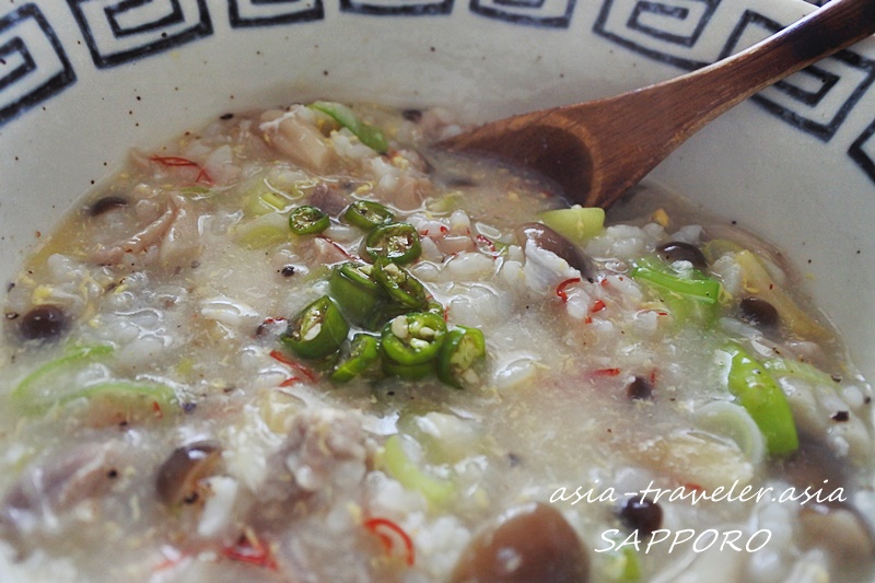 キノコと葱入り中華粥風にプリックナンプラーを添えた朝食