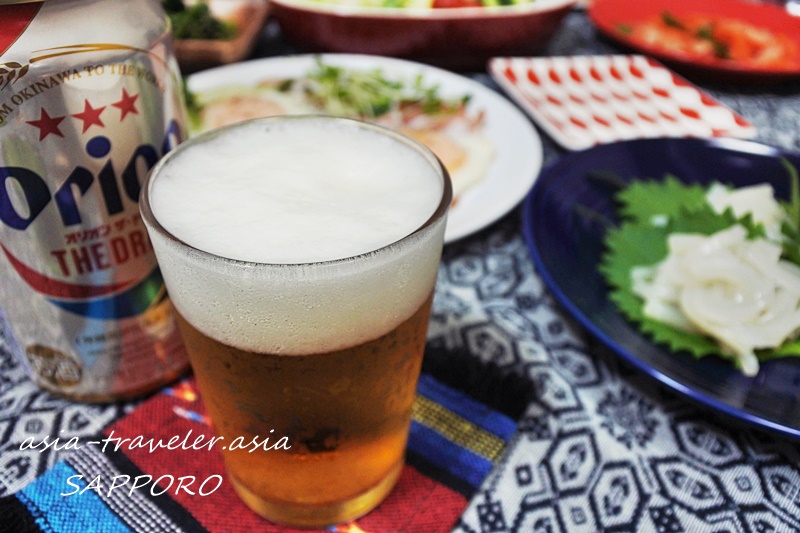 オリオンビールと沖縄料理風おつまみが並ぶ札幌の自炊テーブル