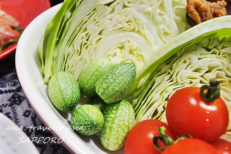 鍋皿に並ぶメロンキュウリとキャベツ・ミニトマト