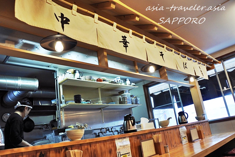 札幌・風棶堂の「中華そば」のれんと木製カウンター席