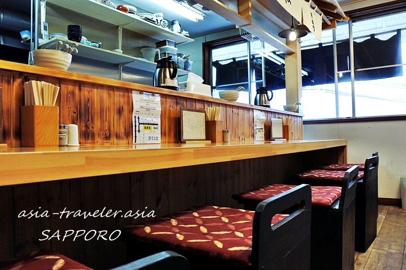 札幌・風棶堂2Fの木製カウンター席5席の店内