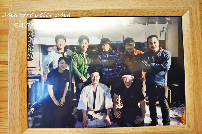 風棶堂店内に飾られた大泉洋さんとスタッフの集合額縁