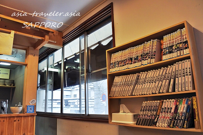 札幌・風棶堂の店内壁面に並ぶ漫画本棚と窓の雰囲気