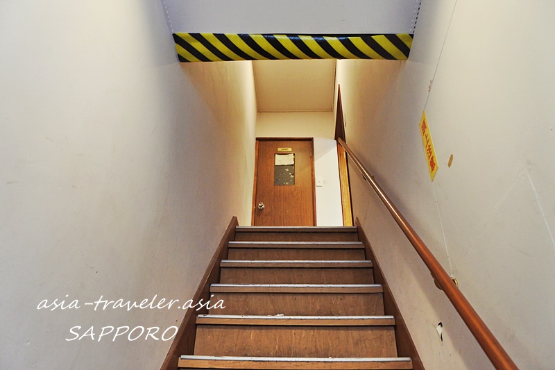 風棶堂の急勾配な木製階段と注意テープ