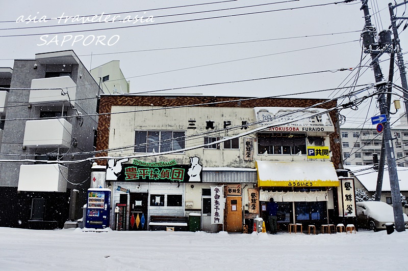 雪降る豊平の旭川中華そば風棶堂外観