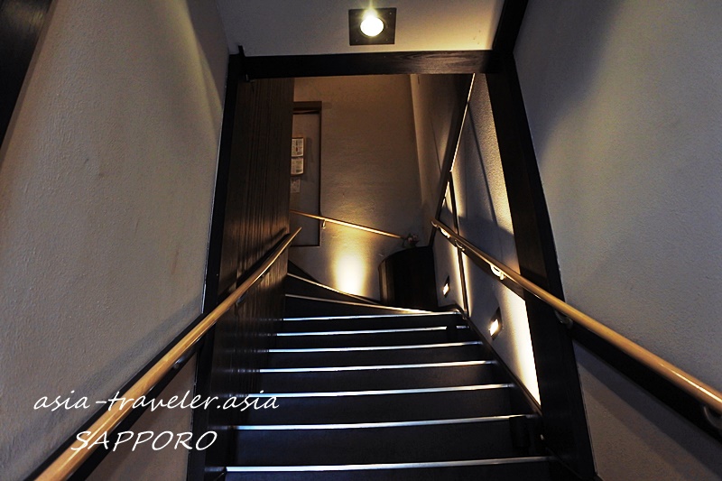 やきとりマルコ本店へ続く薄暗い階段通路