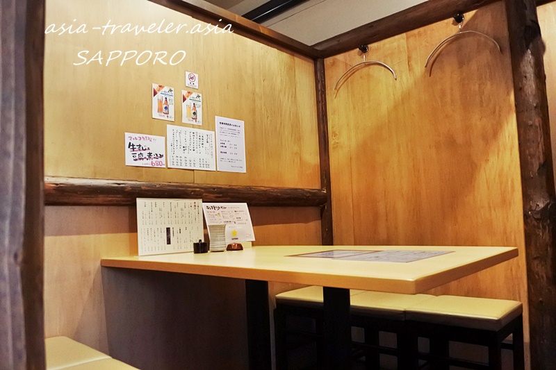 やきとりマルコ本店の木製パネルで囲まれた半個室席