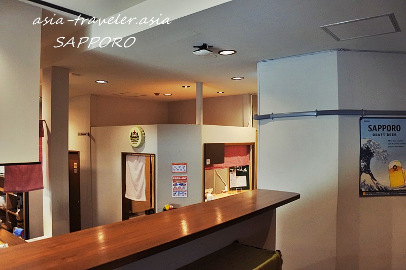 やきとりマルコ本店の清潔感ある店内カウンターとサッポロビールポスター