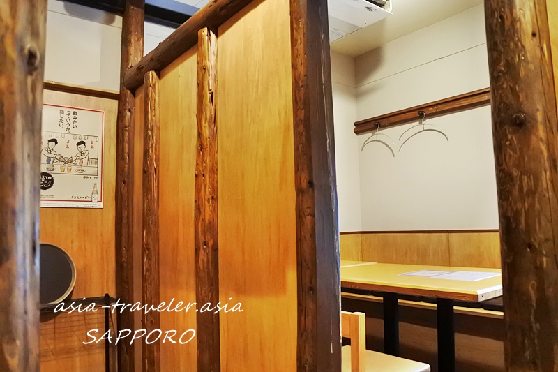 やきとりマルコ本店の木の温もりある半個室席