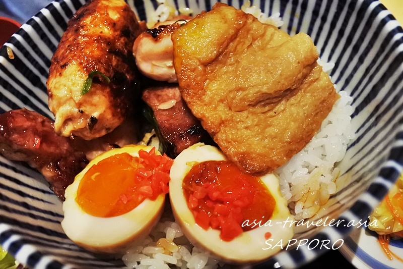 札幌・やきとりマルコ本店の味玉とお揚げ乗せ特製やきとり丼