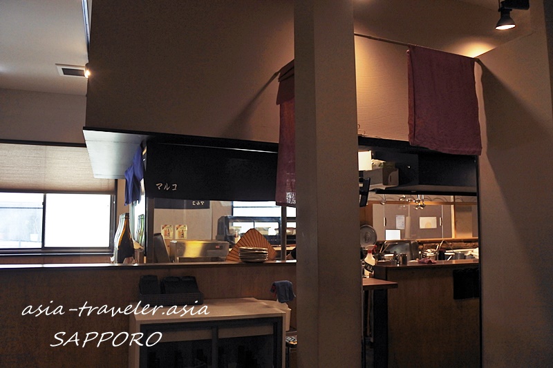 やきとりマルコ本店2Fの厨房とカウンター席