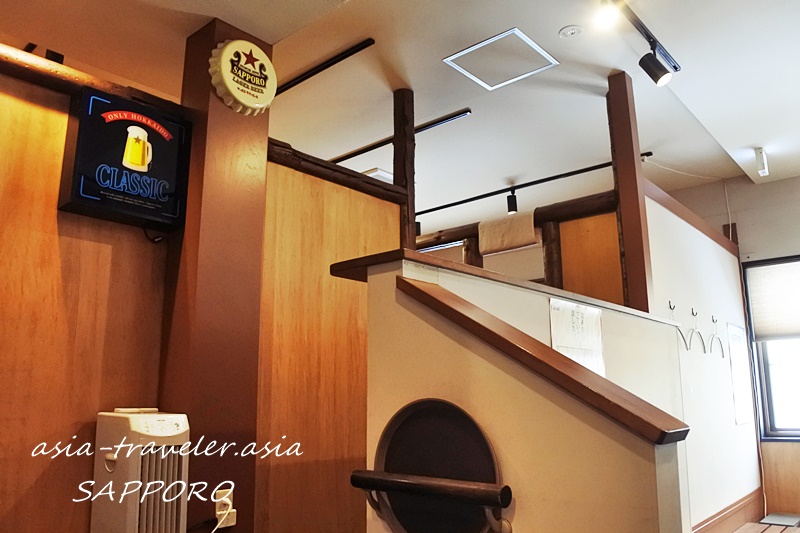 やきとりマルコ本店の木目調落ち着いた店内とサッポロクラシックのサイン