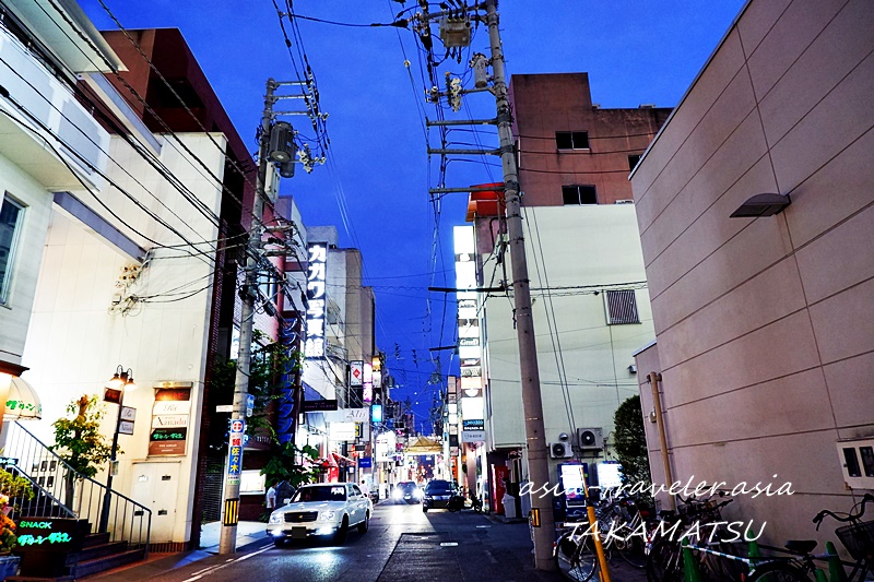 高松ライオン通り商店街の夜の街並み