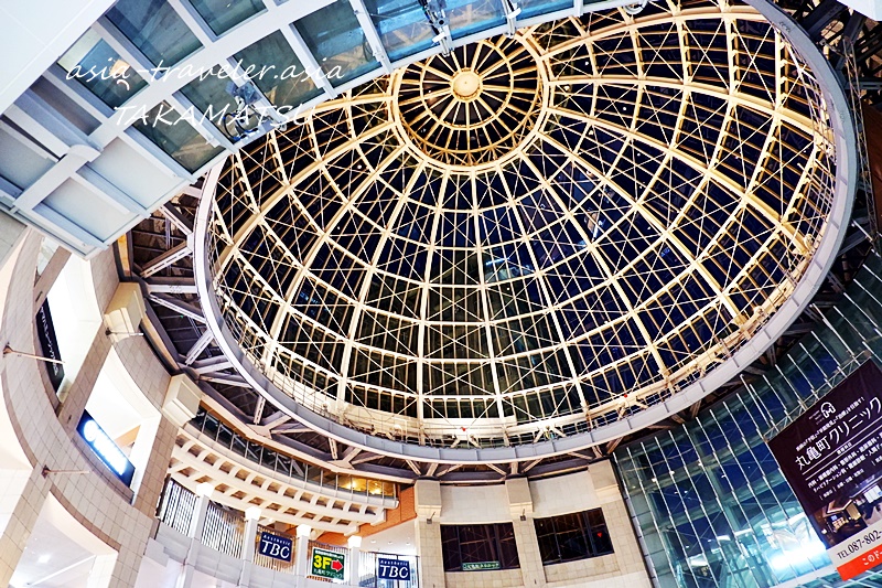 高松丸亀町壱番街のドーム型ガラス天井を見上げた夜景