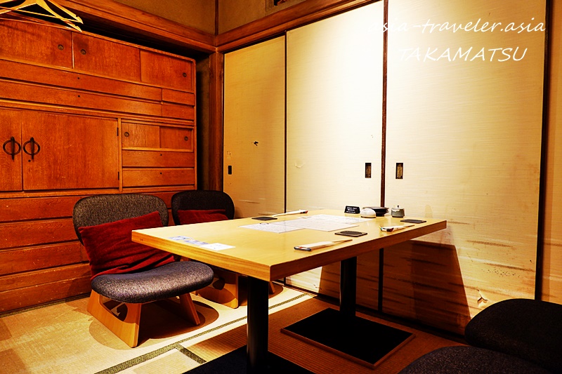 高松・徳市の古民家風座敷席と年代物の箪笥