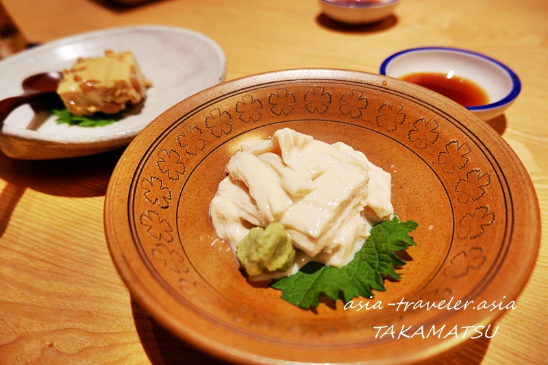 高松・徳市の生湯葉刺身と大葉を添えた木皿の盛り付け