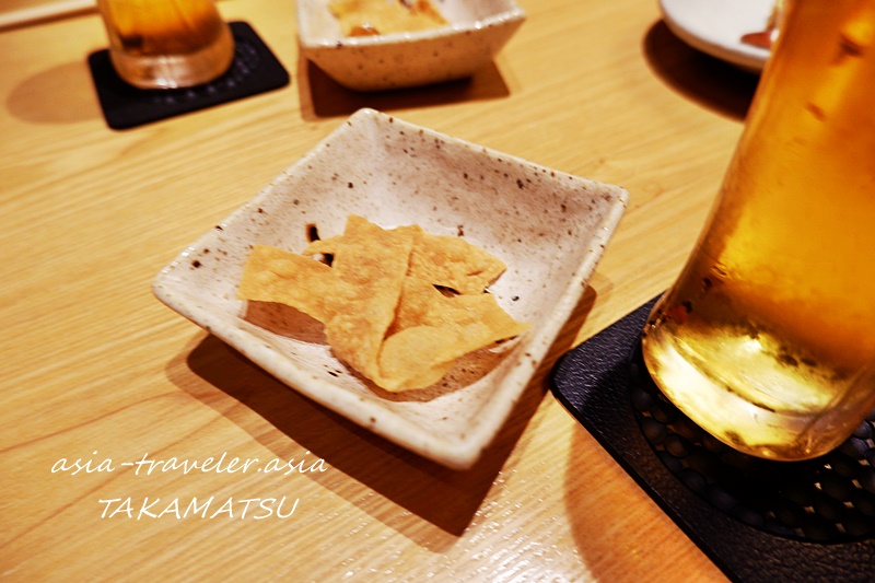 高松・徳市のお通し蕎麦せんべいと生ビール